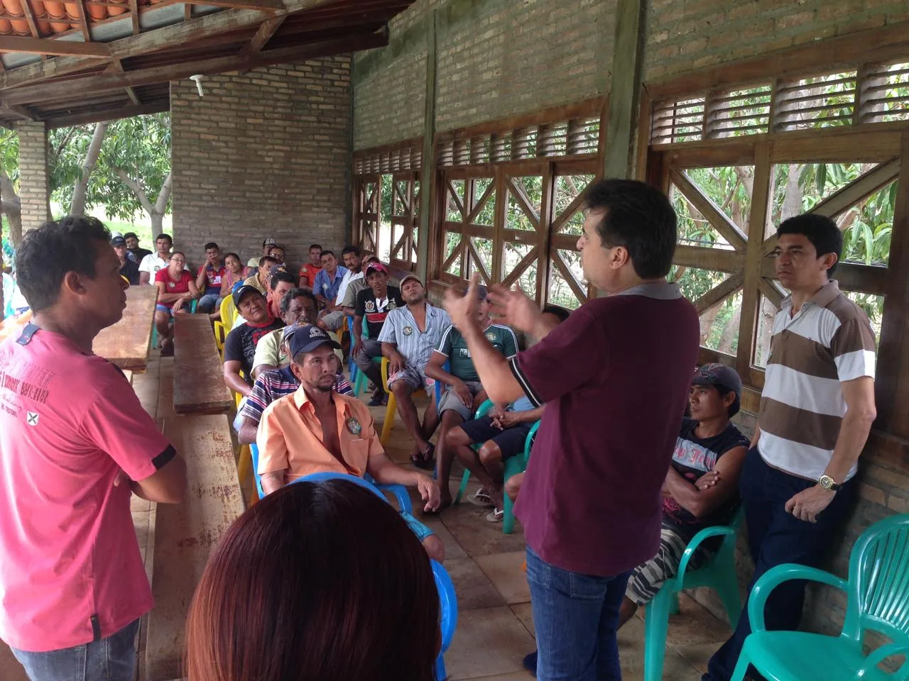 João Jaime conversando com moradores durante uma visita.